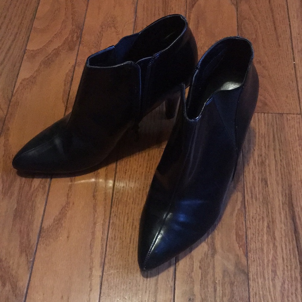 Apostrophe pointed toe booties